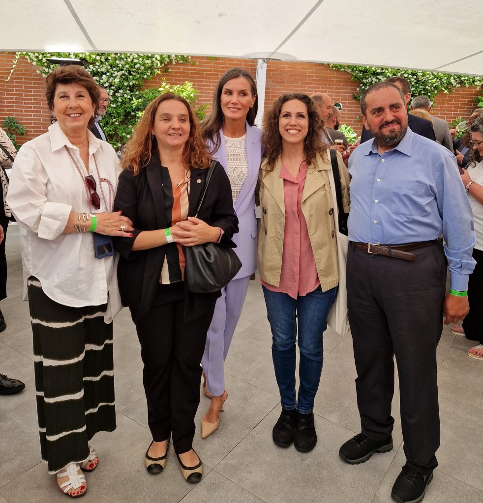 Representantes de ASAVI y Federación Salud Mental Madrid con Su Majestad la Reina en el Congreso